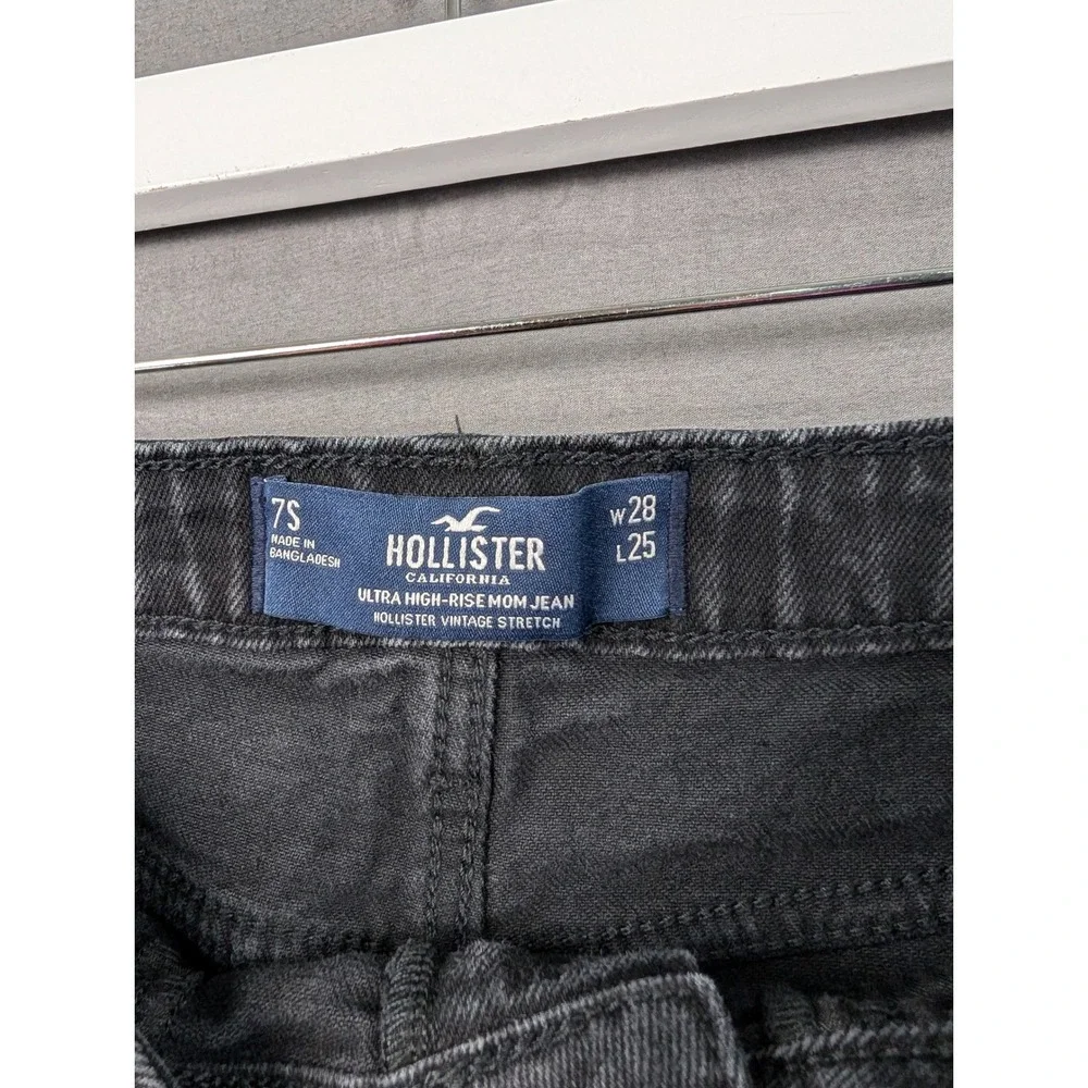 Hollister Ultra High-Rise Mom Jean Black Frayed Hem 7S W28 L25
